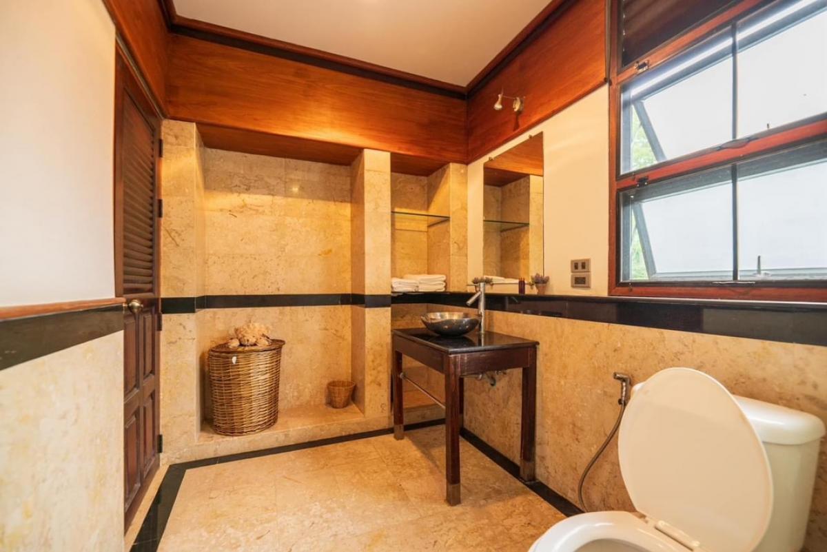 For SaleHousePak Chong KhaoYai : 📢👇Selling a large house and guest house, shady on Thanarat Road, red Garuda title deed, not far from Bangkok, good air all year round. The project has good security guards.