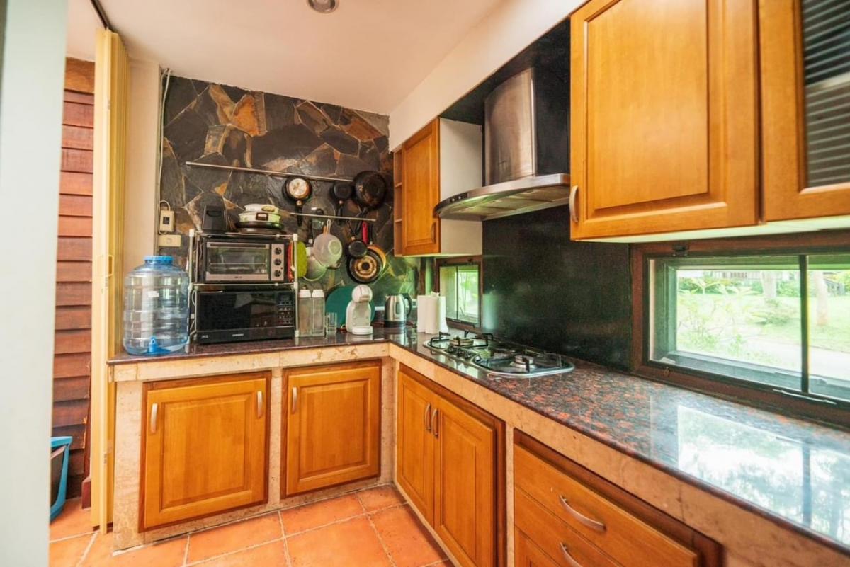 For SaleHousePak Chong KhaoYai : 📢👇Selling a large house and guest house, shady on Thanarat Road, red Garuda title deed, not far from Bangkok, good air all year round. The project has good security guards.