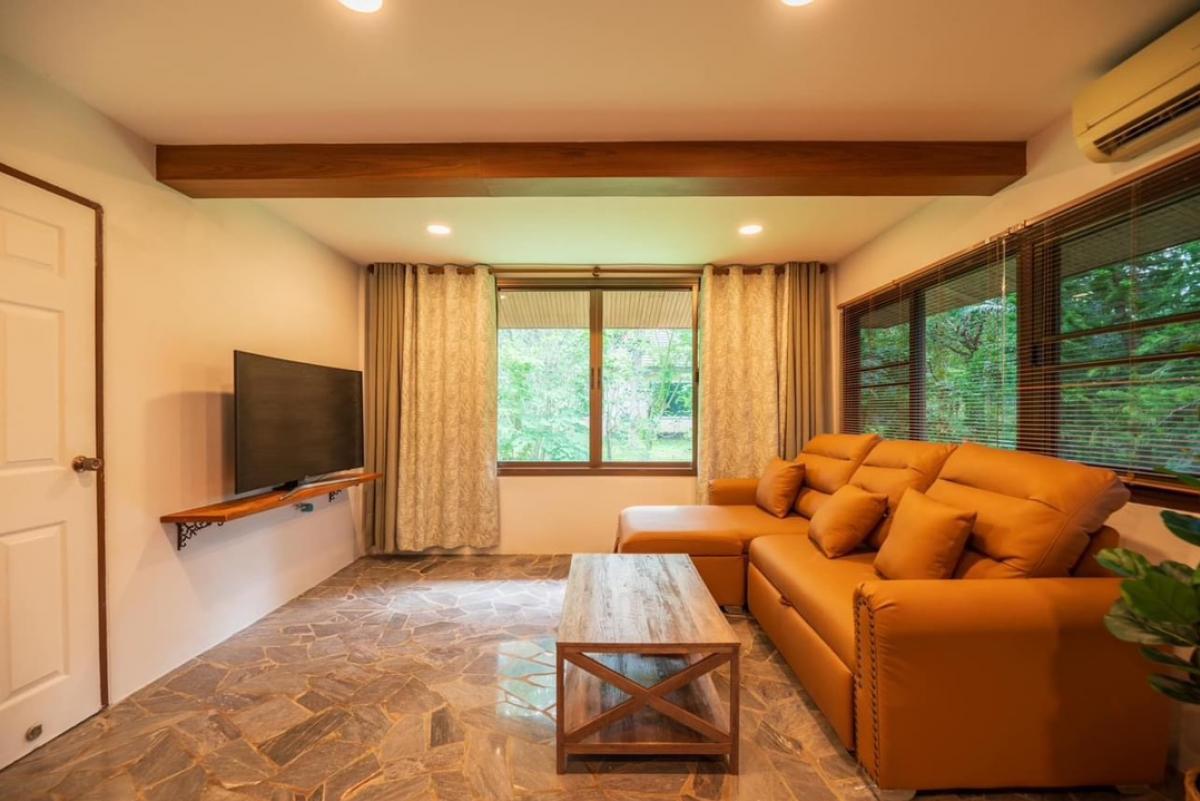 For SaleHousePak Chong KhaoYai : 📢👇Selling a large house and guest house, shady on Thanarat Road, red Garuda title deed, not far from Bangkok, good air all year round. The project has good security guards.