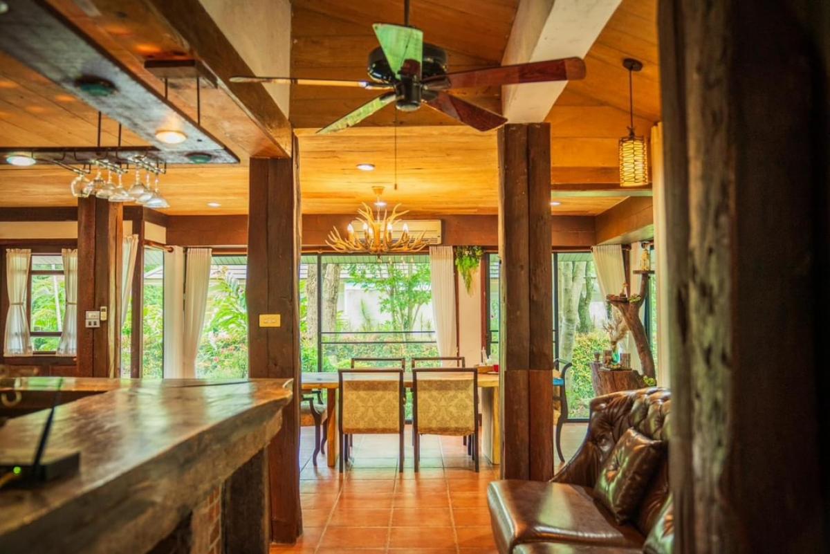 For SaleHousePak Chong KhaoYai : 📢👇Selling a large house and guest house, shady on Thanarat Road, red Garuda title deed, not far from Bangkok, good air all year round. The project has good security guards.