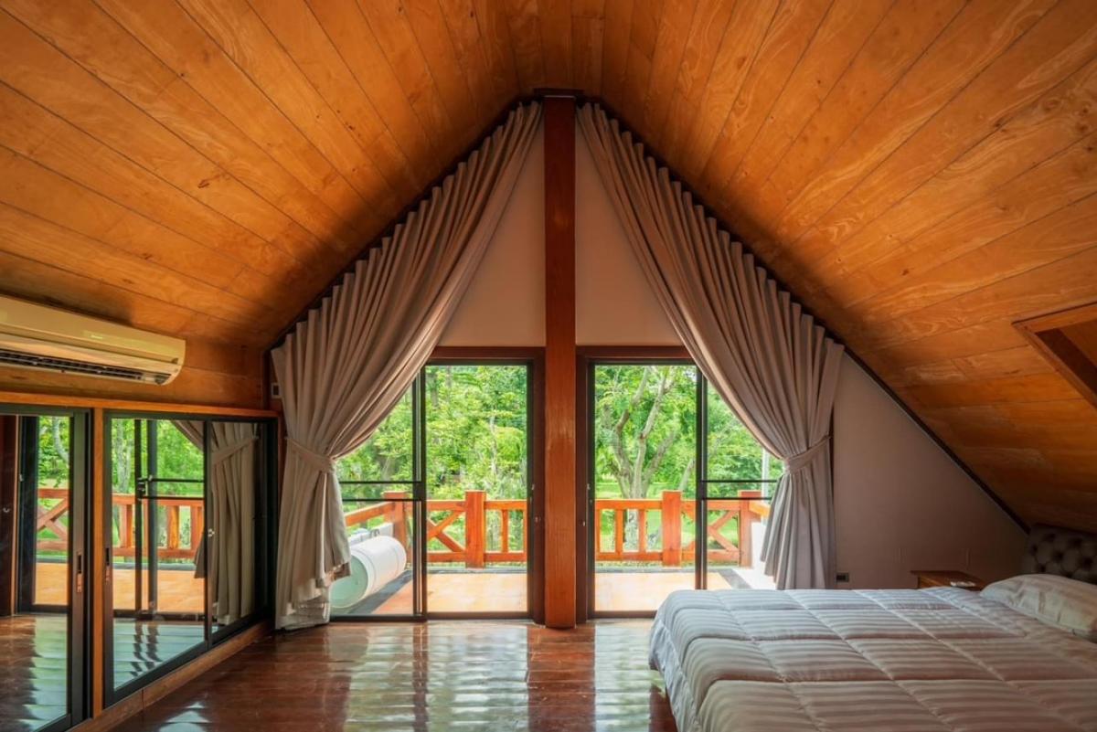 For SaleHousePak Chong KhaoYai : 📢👇Selling a large house and guest house, shady on Thanarat Road, red Garuda title deed, not far from Bangkok, good air all year round. The project has good security guards.