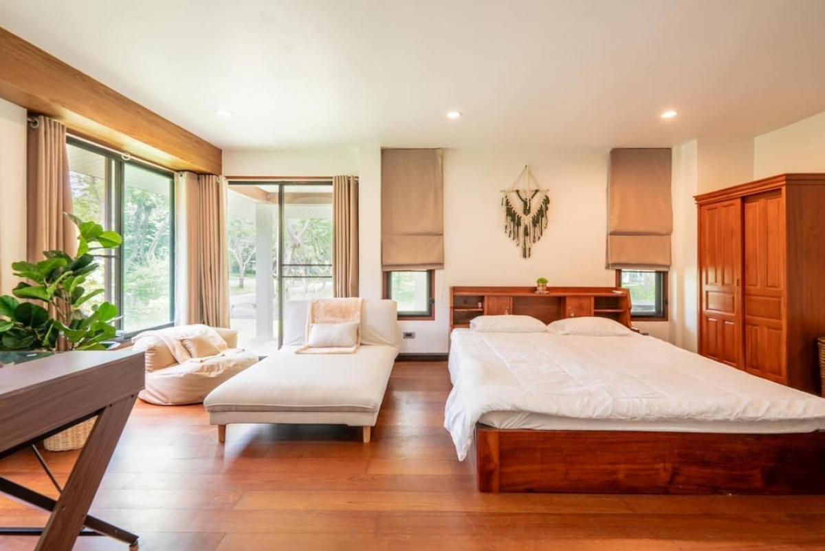 For SaleHousePak Chong KhaoYai : 📢👇Selling a large house and guest house, shady on Thanarat Road, red Garuda title deed, not far from Bangkok, good air all year round. The project has good security guards.