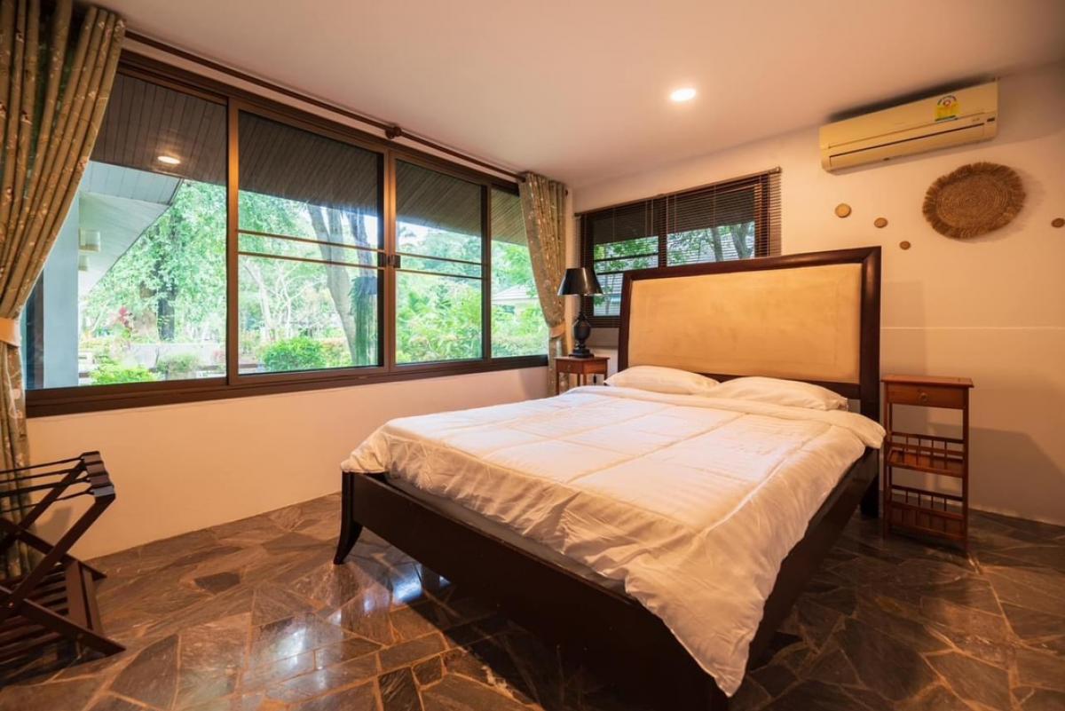 For SaleHousePak Chong KhaoYai : 📢👇Selling a large house and guest house, shady on Thanarat Road, red Garuda title deed, not far from Bangkok, good air all year round. The project has good security guards.