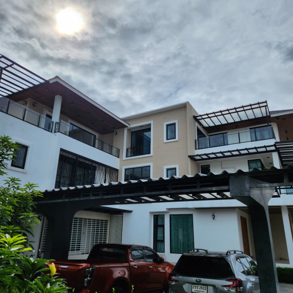 For SaleHouseOnnut, Udomsuk : 3-story detached house for urgent sale!!! Area of ​​just over 1 rai, location in the heart of the city, near BTS Punnawithi.