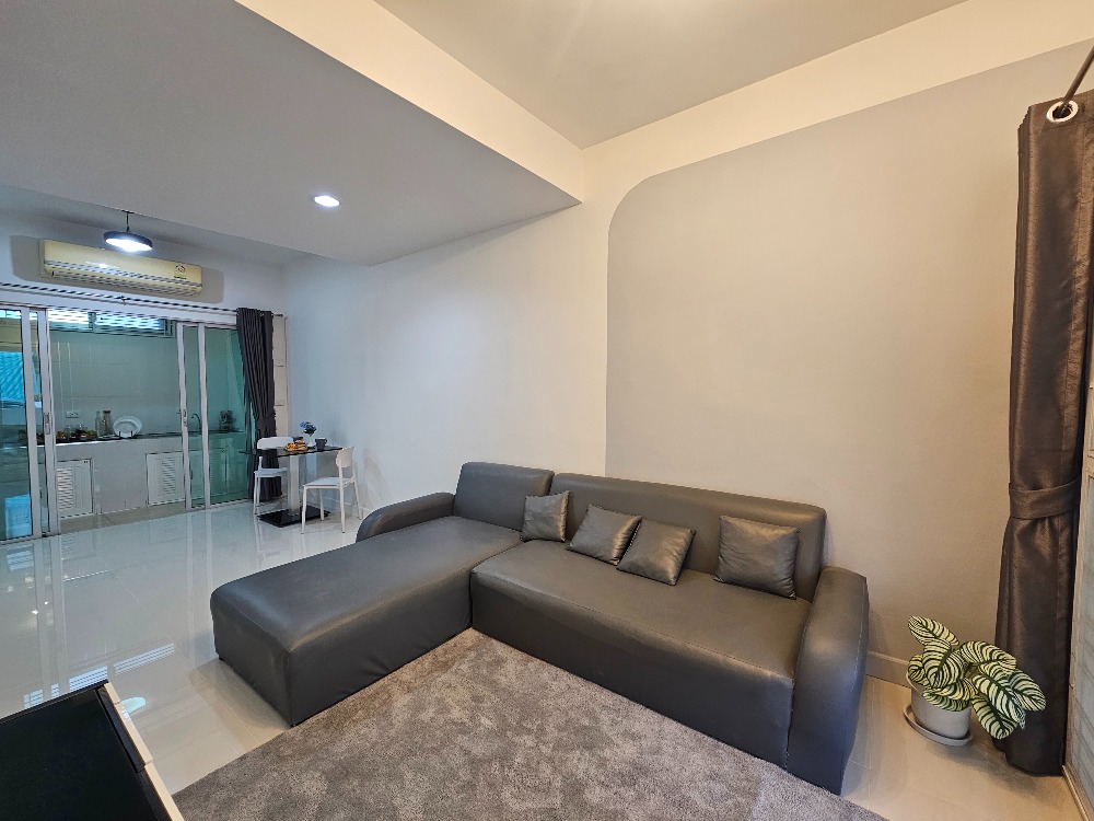 ให้เช่าทาวน์โฮมแจ้งวัฒนะ เมืองทอง : ไปติวานนท์ ก็ใกล้ เข้า อิมแพ็คก็สองอึดใจ ไฟฟ้าชมพูกำลังจะมาอี๊ก ต้องอยู่แล้ว