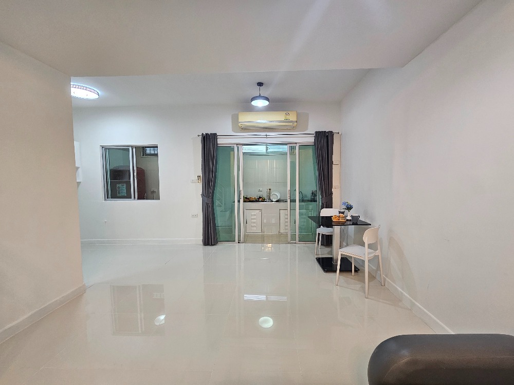 ให้เช่าทาวน์โฮมแจ้งวัฒนะ เมืองทอง : ไปติวานนท์ ก็ใกล้ เข้า อิมแพ็คก็สองอึดใจ ไฟฟ้าชมพูกำลังจะมาอี๊ก ต้องอยู่แล้ว