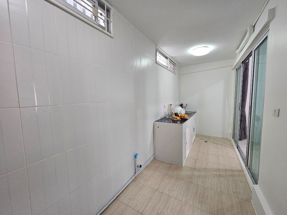 ให้เช่าทาวน์โฮมแจ้งวัฒนะ เมืองทอง : ไปติวานนท์ ก็ใกล้ เข้า อิมแพ็คก็สองอึดใจ ไฟฟ้าชมพูกำลังจะมาอี๊ก ต้องอยู่แล้ว