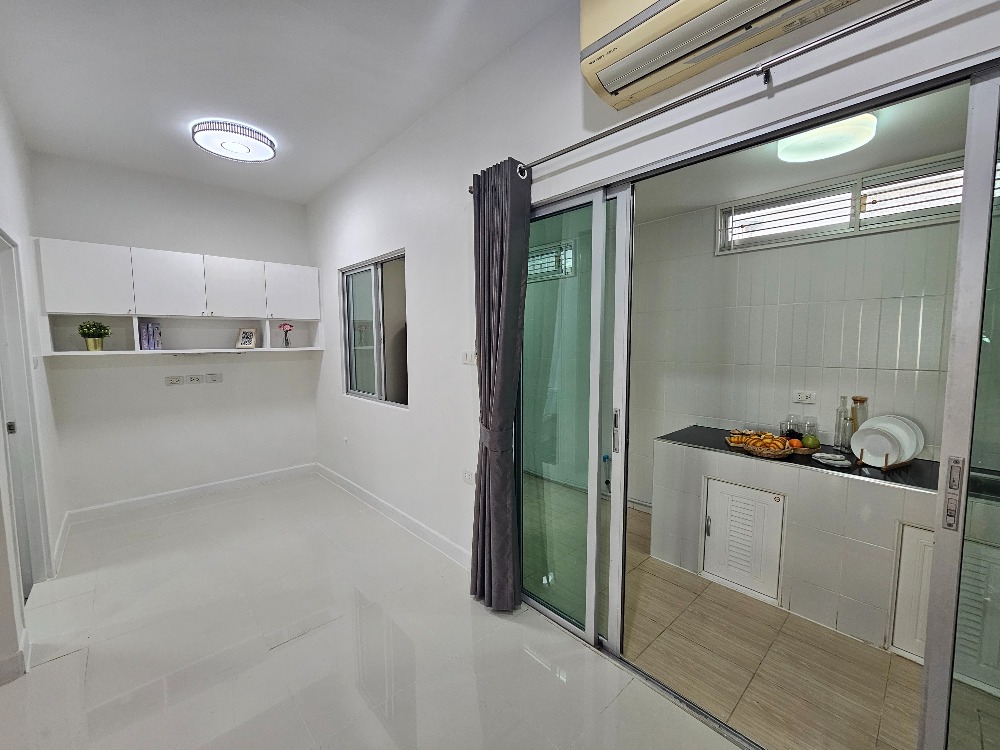 ให้เช่าทาวน์โฮมแจ้งวัฒนะ เมืองทอง : ไปติวานนท์ ก็ใกล้ เข้า อิมแพ็คก็สองอึดใจ ไฟฟ้าชมพูกำลังจะมาอี๊ก ต้องอยู่แล้ว