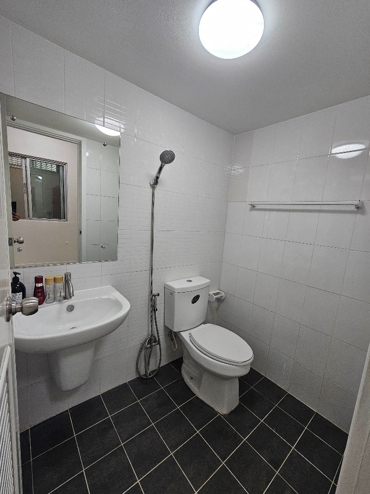 ให้เช่าทาวน์โฮมแจ้งวัฒนะ เมืองทอง : ไปติวานนท์ ก็ใกล้ เข้า อิมแพ็คก็สองอึดใจ ไฟฟ้าชมพูกำลังจะมาอี๊ก ต้องอยู่แล้ว