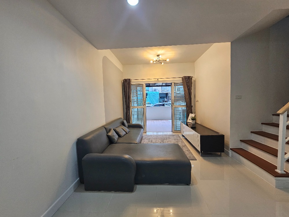 ให้เช่าทาวน์โฮมแจ้งวัฒนะ เมืองทอง : ไปติวานนท์ ก็ใกล้ เข้า อิมแพ็คก็สองอึดใจ ไฟฟ้าชมพูกำลังจะมาอี๊ก ต้องอยู่แล้ว