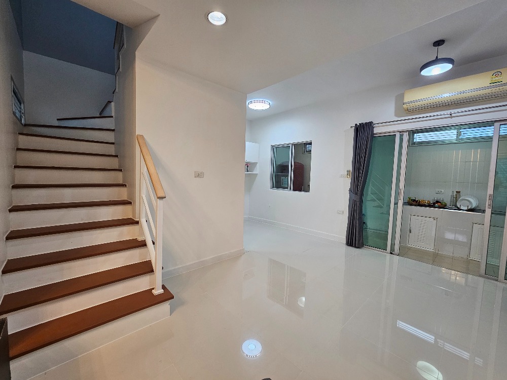 ให้เช่าทาวน์โฮมแจ้งวัฒนะ เมืองทอง : ไปติวานนท์ ก็ใกล้ เข้า อิมแพ็คก็สองอึดใจ ไฟฟ้าชมพูกำลังจะมาอี๊ก ต้องอยู่แล้ว