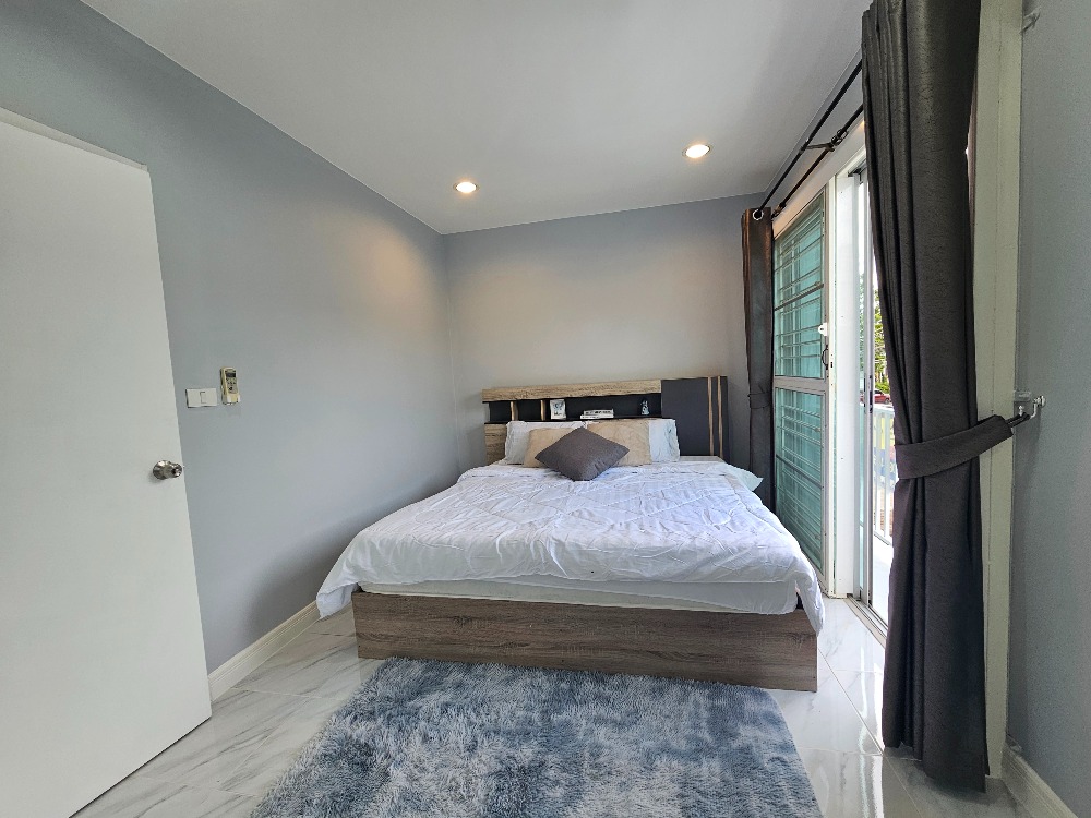 ให้เช่าทาวน์โฮมแจ้งวัฒนะ เมืองทอง : ไปติวานนท์ ก็ใกล้ เข้า อิมแพ็คก็สองอึดใจ ไฟฟ้าชมพูกำลังจะมาอี๊ก ต้องอยู่แล้ว