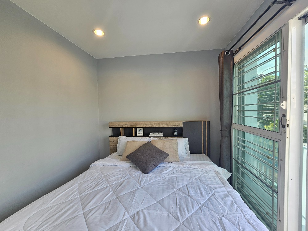 ให้เช่าทาวน์โฮมแจ้งวัฒนะ เมืองทอง : ไปติวานนท์ ก็ใกล้ เข้า อิมแพ็คก็สองอึดใจ ไฟฟ้าชมพูกำลังจะมาอี๊ก ต้องอยู่แล้ว