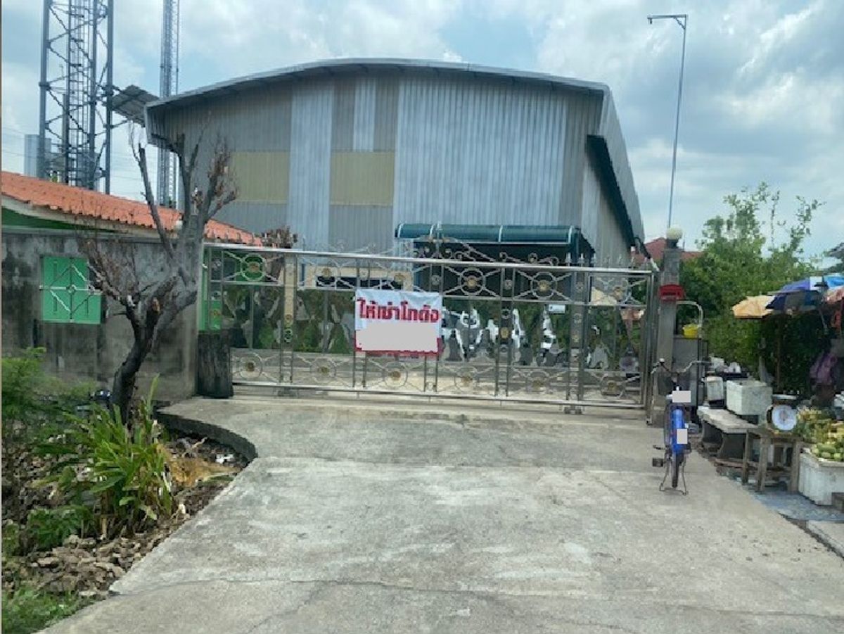 ให้เช่าโกดังปทุมธานี รังสิต ธรรมศาสตร์ : For Rent ให้เช่าโกดังพร้อมสำนักงาน พร้อมบ้านพักคนงาน ซอยบ้านกลาง เข้าซอยไม่ลึก / ริมถนนรังสิต ปทุมธานี / ใกล้ ตลาดพูนทรัพย์ / พื้นที่ดิน 223 ตารางวา / พื้นที่โกดัง 600 ตารางเมตร / ไฟฟ้า 3 เฟส / รถเทรลเลอร์เข้าออกได้