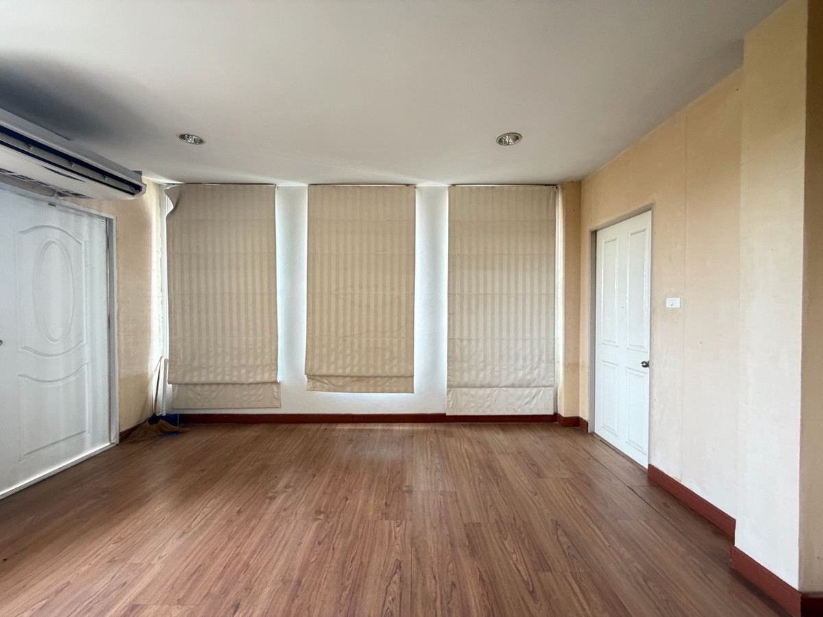 ให้เช่าทาวน์โฮมสมุทรปราการ สำโรง : ทาวน์โฮมหลังมุม 4 ชั้น พร้อมอยู่ บ้านกลางเมือง บริติชทาวน์ฯ #ศรีนครินทร์ ซ.ศรีด่าน 24  โครงการติดถนน ที่จอดรถ 3-4 คัน