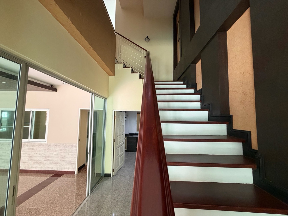 ให้เช่าทาวน์โฮมสมุทรปราการ สำโรง : ทาวน์โฮมหลังมุม 4 ชั้น พร้อมอยู่ บ้านกลางเมือง บริติชทาวน์ฯ #ศรีนครินทร์ ซ.ศรีด่าน 24  โครงการติดถนน ที่จอดรถ 3-4 คัน