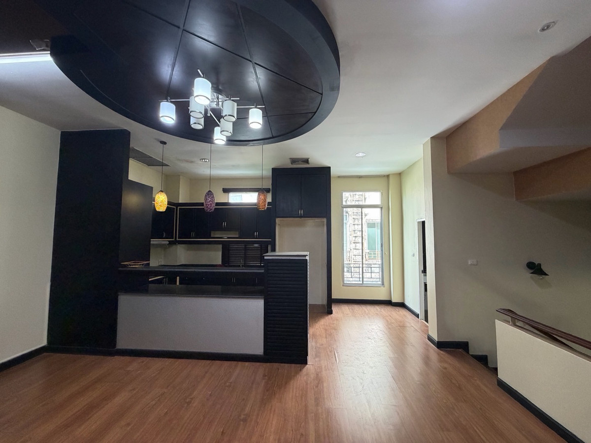 ให้เช่าทาวน์โฮมสมุทรปราการ สำโรง : ทาวน์โฮมหลังมุม 4 ชั้น พร้อมอยู่ บ้านกลางเมือง บริติชทาวน์ฯ #ศรีนครินทร์ ซ.ศรีด่าน 24  โครงการติดถนน ที่จอดรถ 3-4 คัน