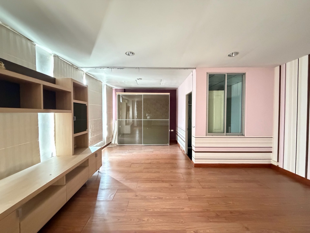 ให้เช่าทาวน์โฮมสมุทรปราการ สำโรง : ทาวน์โฮมหลังมุม 4 ชั้น พร้อมอยู่ บ้านกลางเมือง บริติชทาวน์ฯ #ศรีนครินทร์ ซ.ศรีด่าน 24  โครงการติดถนน ที่จอดรถ 3-4 คัน