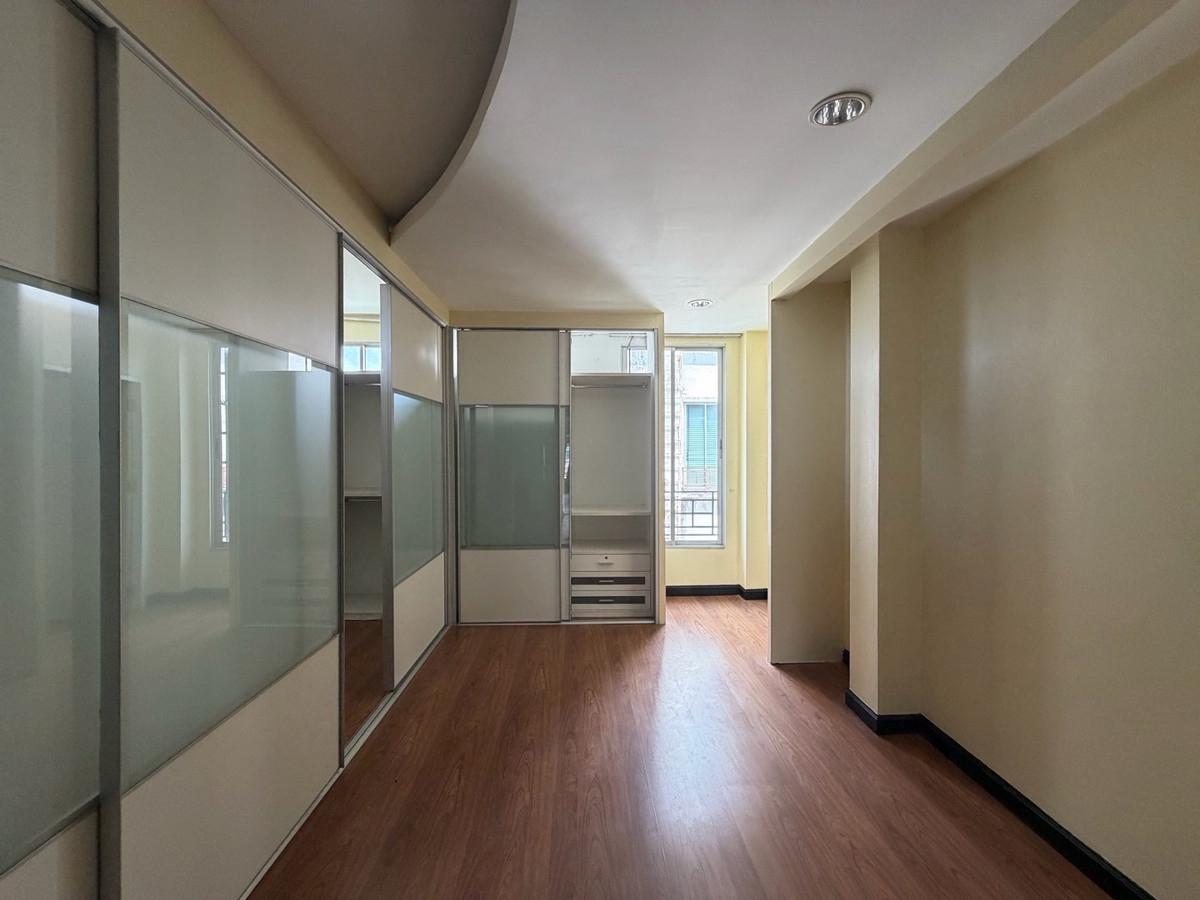 ให้เช่าทาวน์โฮมสมุทรปราการ สำโรง : ทาวน์โฮมหลังมุม 4 ชั้น พร้อมอยู่ บ้านกลางเมือง บริติชทาวน์ฯ #ศรีนครินทร์ ซ.ศรีด่าน 24  โครงการติดถนน ที่จอดรถ 3-4 คัน