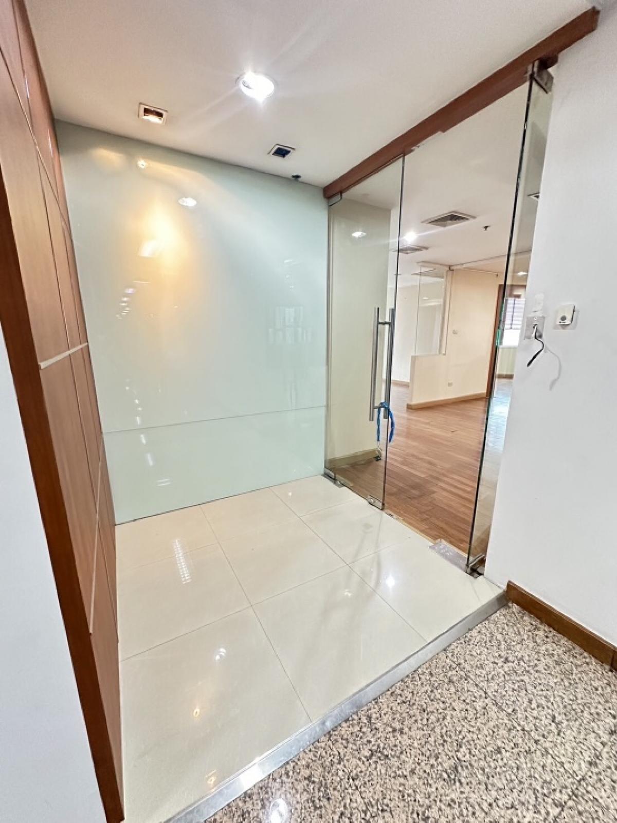For RentOfficeRama9, Petchburi, RCA : Office space / office for rent Partially decorated