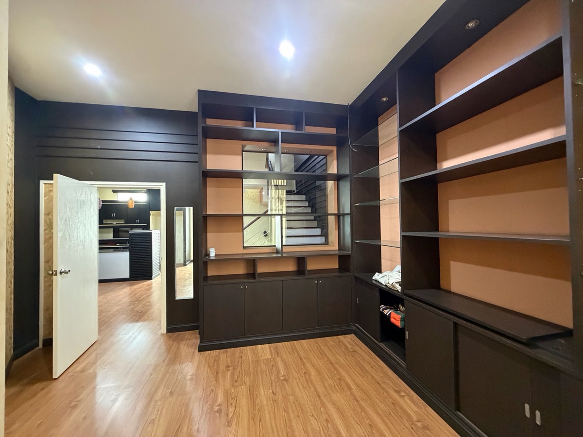 ให้เช่าทาวน์โฮมสมุทรปราการ สำโรง : ทาวน์โฮมหลังมุม 4 ชั้น พร้อมอยู่ บ้านกลางเมือง บริติชทาวน์ฯ #ศรีนครินทร์ ซ.ศรีด่าน 24  โครงการติดถนน ที่จอดรถ 3-4 คัน