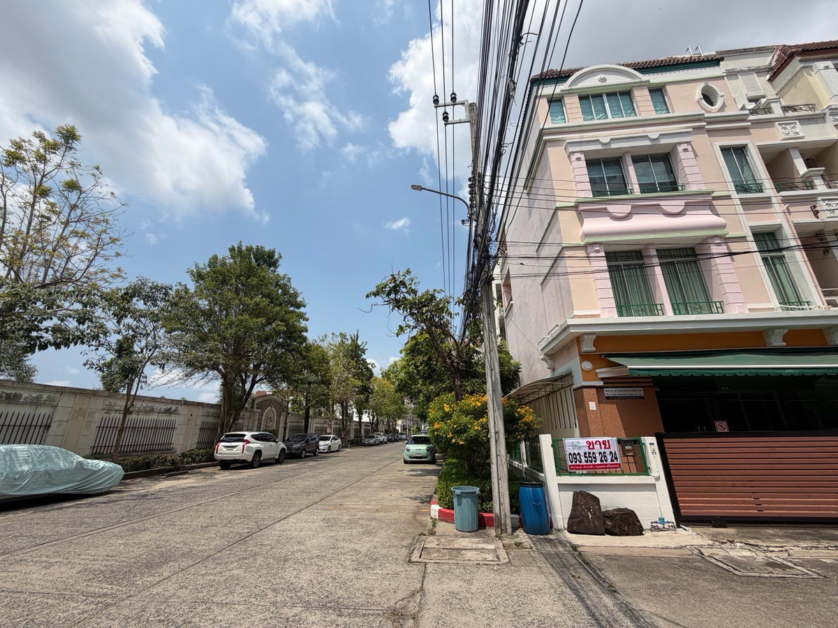 ให้เช่าทาวน์โฮมสมุทรปราการ สำโรง : ทาวน์โฮมหลังมุม 4 ชั้น พร้อมอยู่ บ้านกลางเมือง บริติชทาวน์ฯ #ศรีนครินทร์ ซ.ศรีด่าน 24  โครงการติดถนน ที่จอดรถ 3-4 คัน