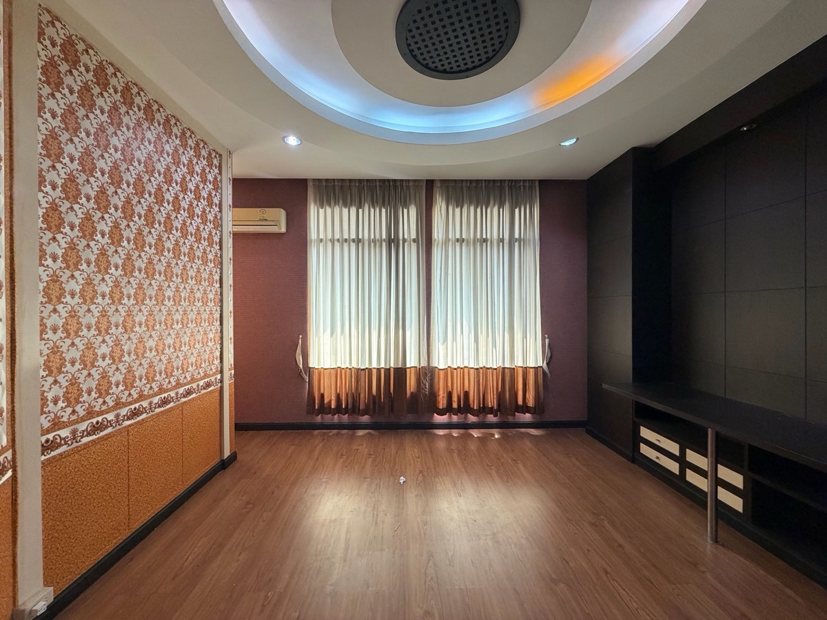 ให้เช่าทาวน์โฮมสมุทรปราการ สำโรง : ทาวน์โฮมหลังมุม 4 ชั้น พร้อมอยู่ บ้านกลางเมือง บริติชทาวน์ฯ #ศรีนครินทร์ ซ.ศรีด่าน 24  โครงการติดถนน ที่จอดรถ 3-4 คัน