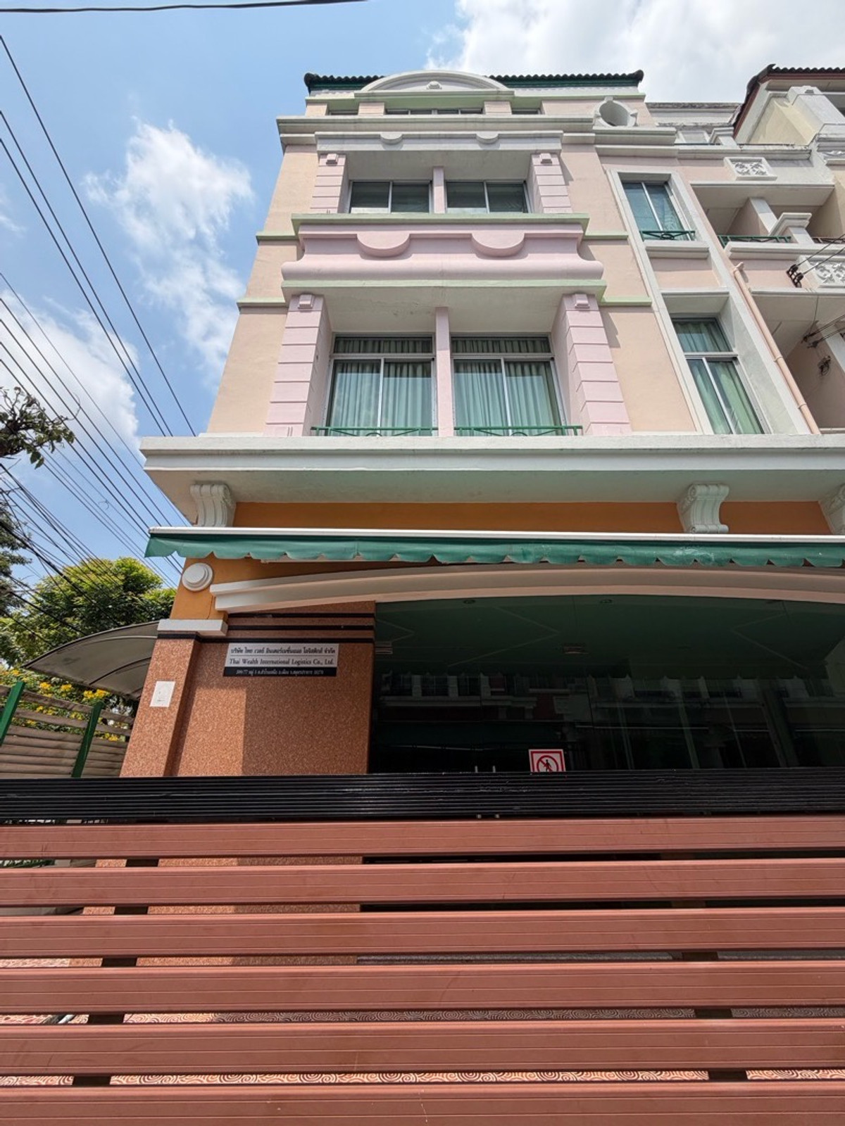 ให้เช่าทาวน์โฮมสมุทรปราการ สำโรง : ทาวน์โฮมหลังมุม 4 ชั้น พร้อมอยู่ บ้านกลางเมือง บริติชทาวน์ฯ #ศรีนครินทร์ ซ.ศรีด่าน 24  โครงการติดถนน ที่จอดรถ 3-4 คัน