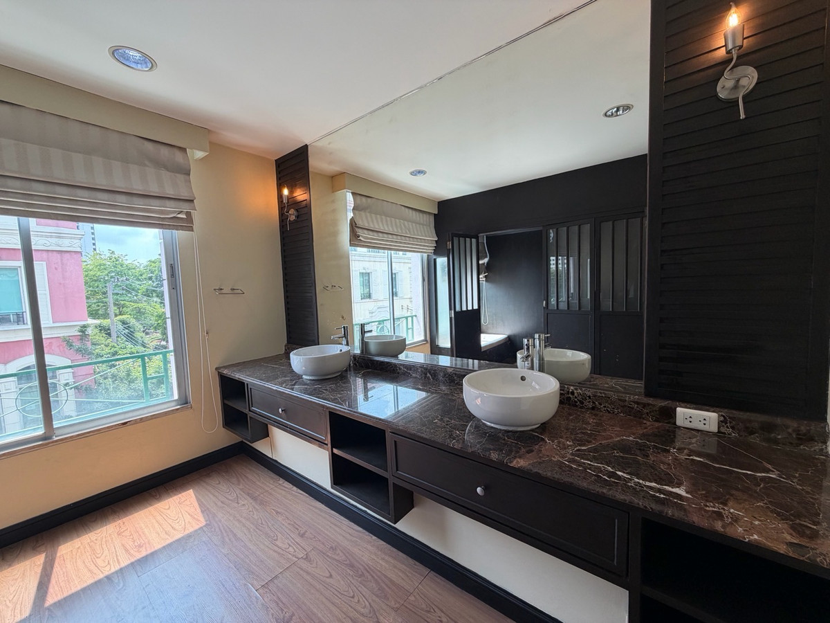 ให้เช่าทาวน์โฮมสมุทรปราการ สำโรง : ทาวน์โฮมหลังมุม 4 ชั้น พร้อมอยู่ บ้านกลางเมือง บริติชทาวน์ฯ #ศรีนครินทร์ ซ.ศรีด่าน 24  โครงการติดถนน ที่จอดรถ 3-4 คัน