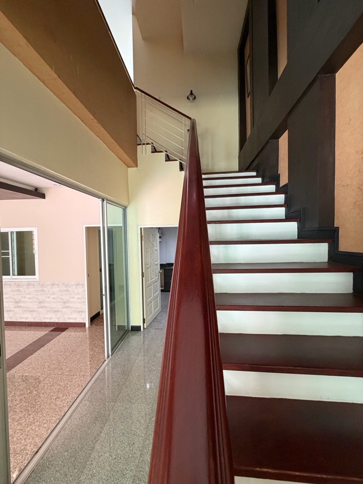 ให้เช่าทาวน์โฮมสมุทรปราการ สำโรง : ทาวน์โฮมหลังมุม 4 ชั้น พร้อมอยู่ บ้านกลางเมือง บริติชทาวน์ฯ #ศรีนครินทร์ ซ.ศรีด่าน 24  โครงการติดถนน ที่จอดรถ 3-4 คัน