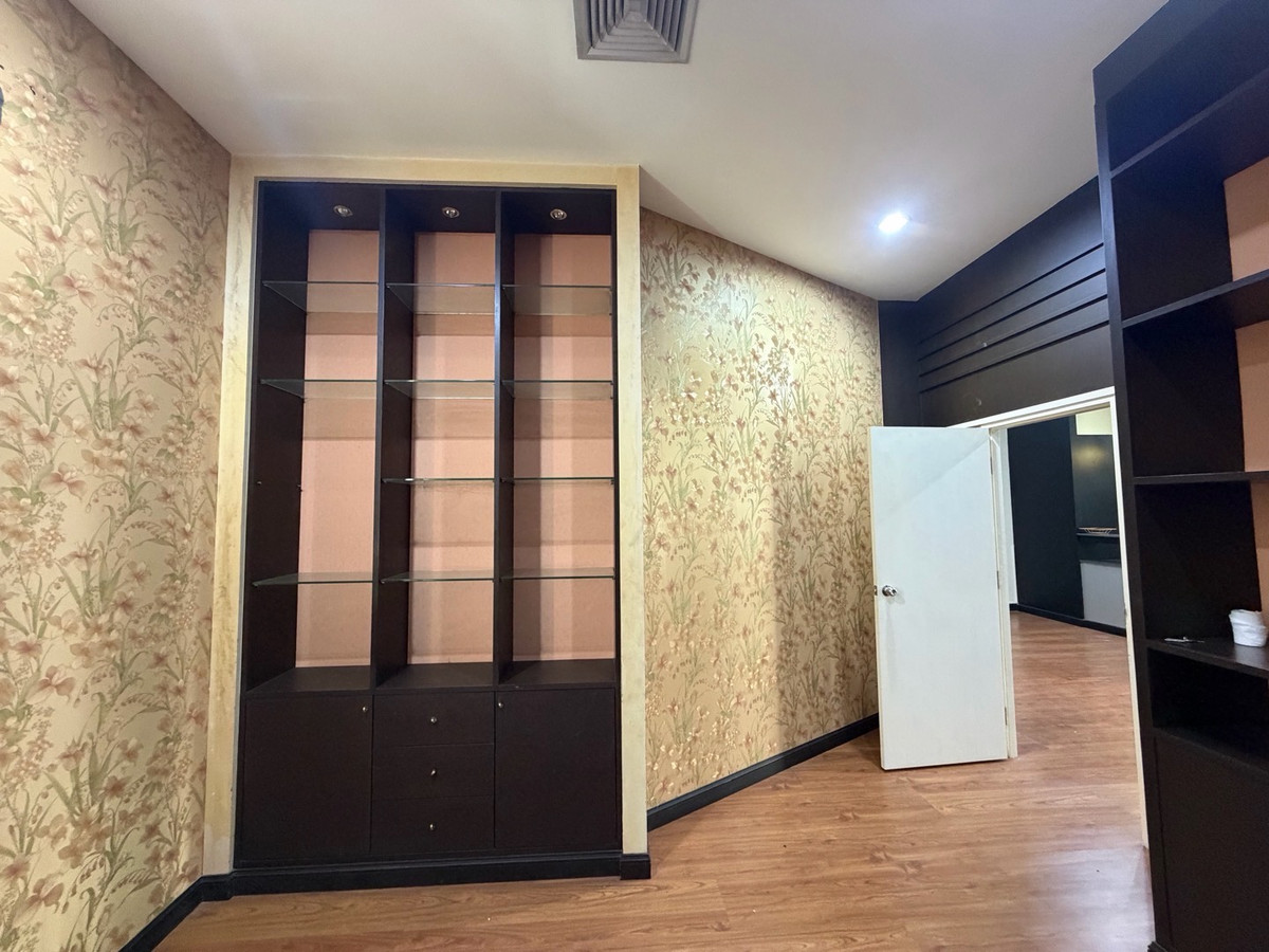 ให้เช่าทาวน์โฮมสมุทรปราการ สำโรง : ทาวน์โฮมหลังมุม 4 ชั้น พร้อมอยู่ บ้านกลางเมือง บริติชทาวน์ฯ #ศรีนครินทร์ ซ.ศรีด่าน 24  โครงการติดถนน ที่จอดรถ 3-4 คัน