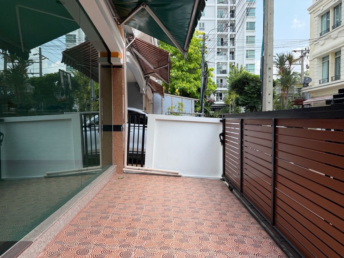 ให้เช่าทาวน์โฮมสมุทรปราการ สำโรง : ทาวน์โฮมหลังมุม 4 ชั้น พร้อมอยู่ บ้านกลางเมือง บริติชทาวน์ฯ #ศรีนครินทร์ ซ.ศรีด่าน 24  โครงการติดถนน ที่จอดรถ 3-4 คัน