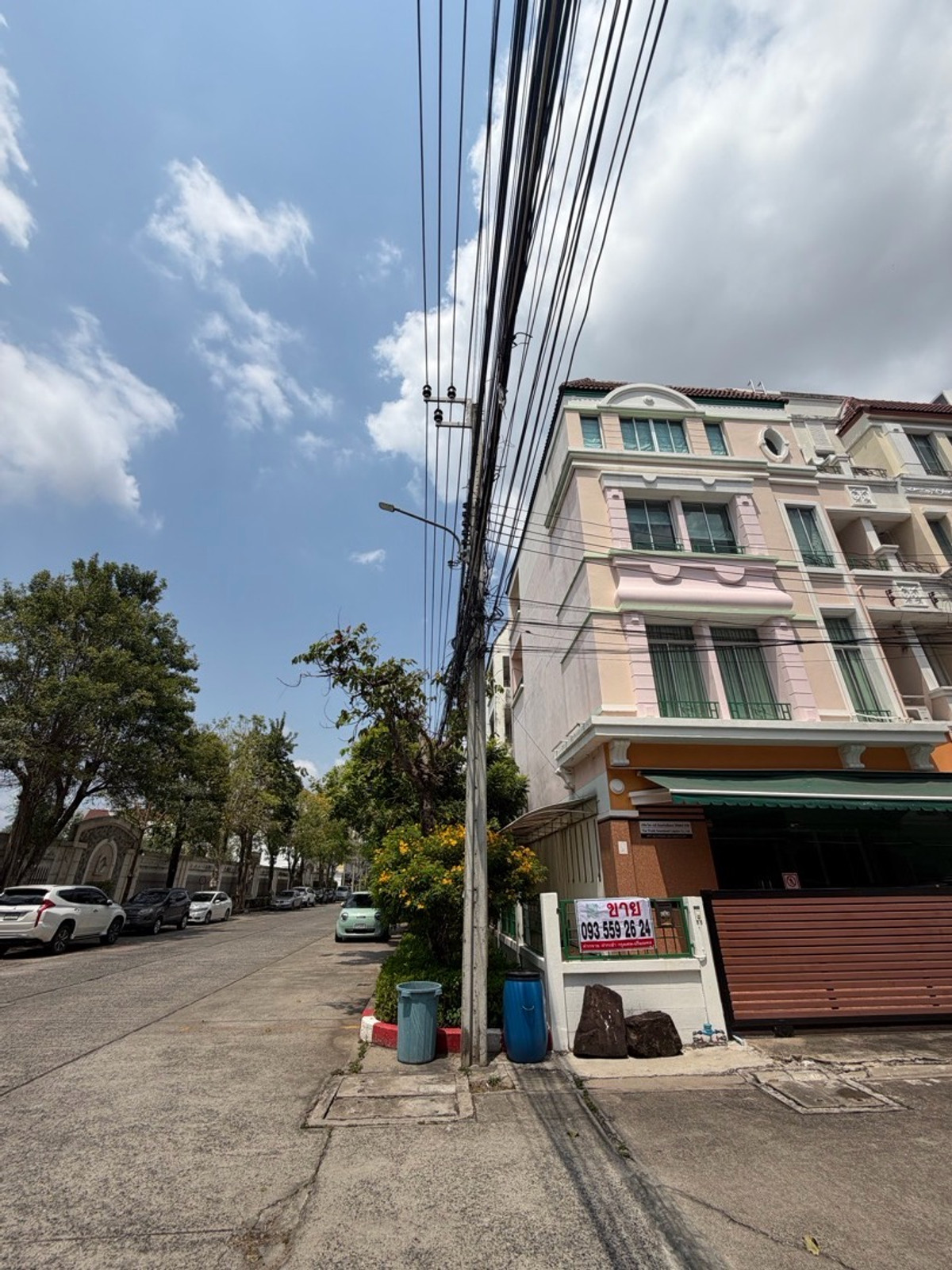 ให้เช่าทาวน์โฮมสมุทรปราการ สำโรง : ทาวน์โฮมหลังมุม 4 ชั้น พร้อมอยู่ บ้านกลางเมือง บริติชทาวน์ฯ #ศรีนครินทร์ ซ.ศรีด่าน 24  โครงการติดถนน ที่จอดรถ 3-4 คัน