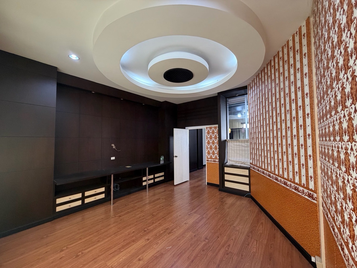 ให้เช่าทาวน์โฮมสมุทรปราการ สำโรง : ทาวน์โฮมหลังมุม 4 ชั้น พร้อมอยู่ บ้านกลางเมือง บริติชทาวน์ฯ #ศรีนครินทร์ ซ.ศรีด่าน 24  โครงการติดถนน ที่จอดรถ 3-4 คัน