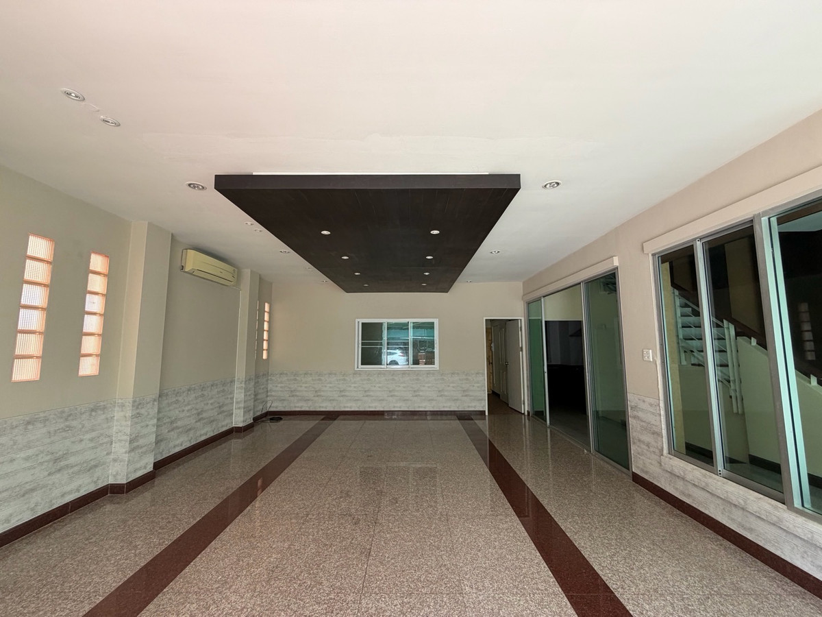 ให้เช่าทาวน์โฮมสมุทรปราการ สำโรง : ทาวน์โฮมหลังมุม 4 ชั้น พร้อมอยู่ บ้านกลางเมือง บริติชทาวน์ฯ #ศรีนครินทร์ ซ.ศรีด่าน 24  โครงการติดถนน ที่จอดรถ 3-4 คัน