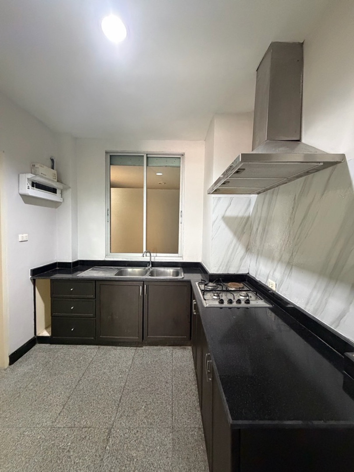 ให้เช่าทาวน์โฮมสมุทรปราการ สำโรง : ทาวน์โฮมหลังมุม 4 ชั้น พร้อมอยู่ บ้านกลางเมือง บริติชทาวน์ฯ #ศรีนครินทร์ ซ.ศรีด่าน 24  โครงการติดถนน ที่จอดรถ 3-4 คัน