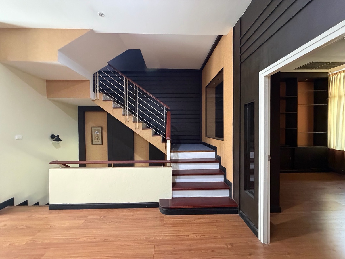 ให้เช่าทาวน์โฮมสมุทรปราการ สำโรง : ทาวน์โฮมหลังมุม 4 ชั้น พร้อมอยู่ บ้านกลางเมือง บริติชทาวน์ฯ #ศรีนครินทร์ ซ.ศรีด่าน 24  โครงการติดถนน ที่จอดรถ 3-4 คัน