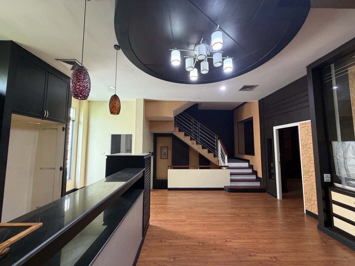 ให้เช่าทาวน์โฮมสมุทรปราการ สำโรง : ทาวน์โฮมหลังมุม 4 ชั้น พร้อมอยู่ บ้านกลางเมือง บริติชทาวน์ฯ #ศรีนครินทร์ ซ.ศรีด่าน 24  โครงการติดถนน ที่จอดรถ 3-4 คัน