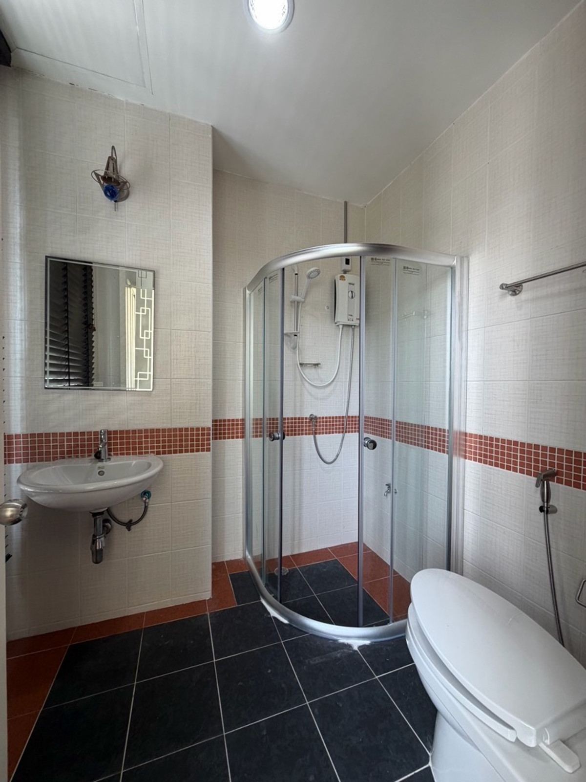 ให้เช่าทาวน์โฮมสมุทรปราการ สำโรง : ทาวน์โฮมหลังมุม 4 ชั้น พร้อมอยู่ บ้านกลางเมือง บริติชทาวน์ฯ #ศรีนครินทร์ ซ.ศรีด่าน 24  โครงการติดถนน ที่จอดรถ 3-4 คัน