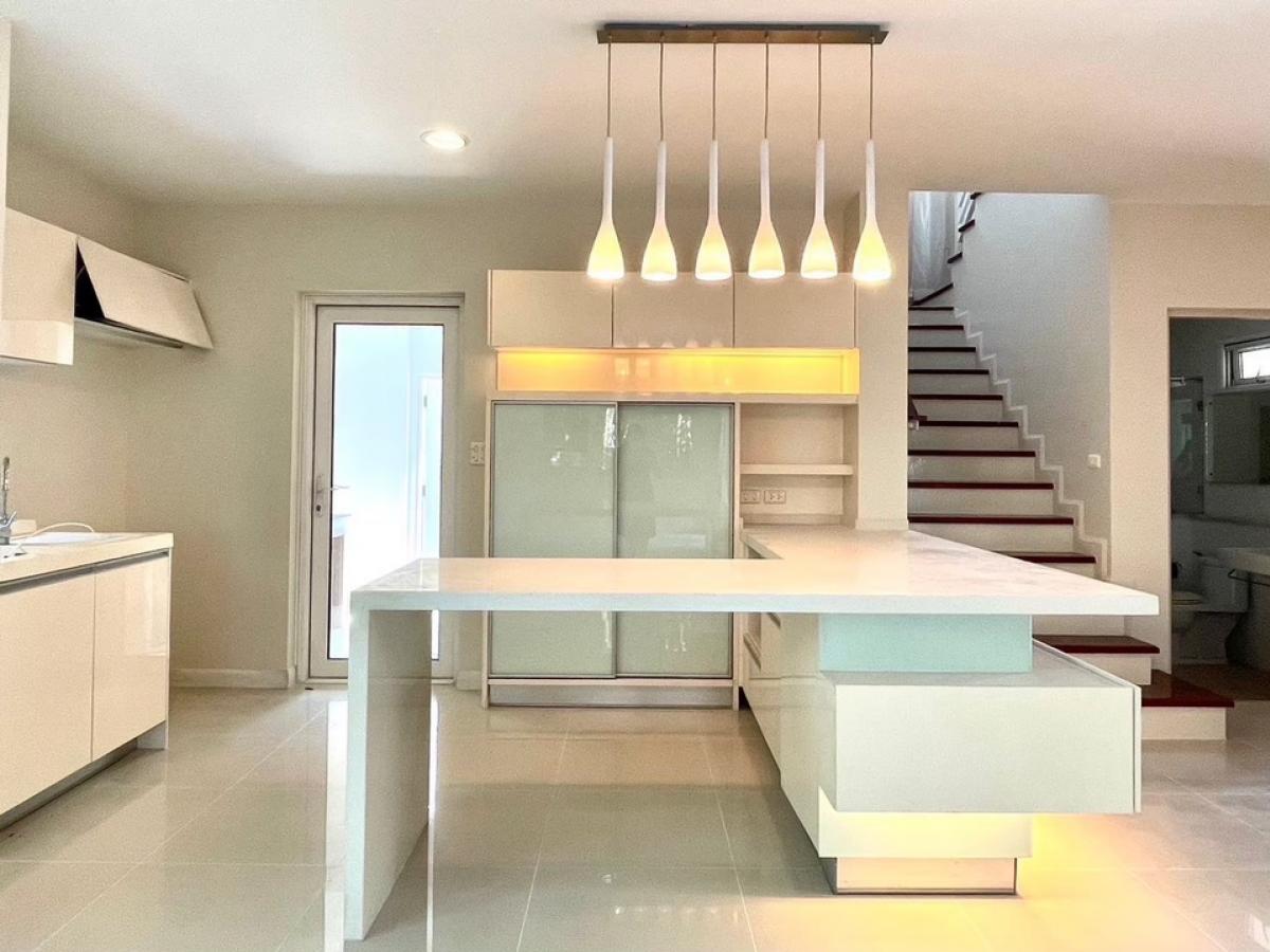 For SaleHouseBangna, Bearing, Lasalle : For Sale 15.5 M Selling a single house, size 102 sq m. #Usable area 236 sq m. Selling for 15.5 million Selling a house, Mantana Bangna KM13, Mantana Bangna KM13 Corner house #Public park view