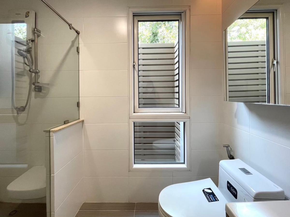 For SaleHouseBangna, Bearing, Lasalle : For Sale 15.5 M Selling a single house, size 102 sq m. #Usable area 236 sq m. Selling for 15.5 million Selling a house, Mantana Bangna KM13, Mantana Bangna KM13 Corner house #Public park view