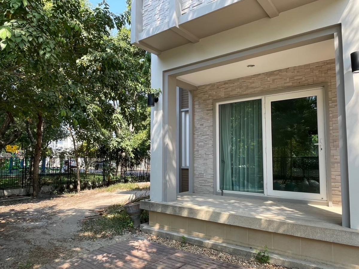 For SaleHouseBangna, Bearing, Lasalle : For Sale 15.5 M Selling a single house, size 102 sq m. #Usable area 236 sq m. Selling for 15.5 million Selling a house, Mantana Bangna KM13, Mantana Bangna KM13 Corner house #Public park view