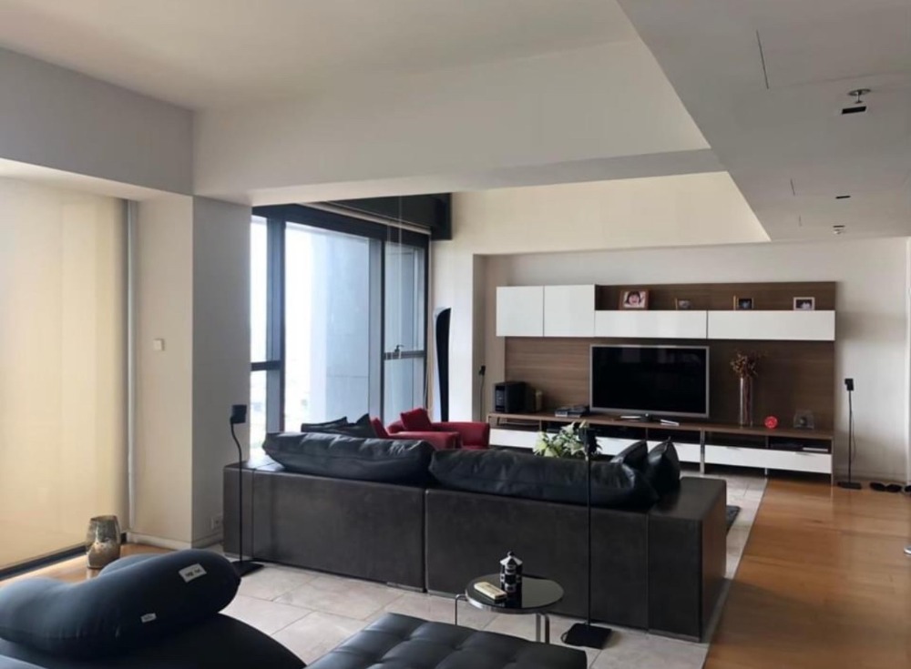 For RentCondoSathorn, Narathiwat : ❖ Duplex Type❖ Tower D, 40+ floor | 4 beds, 5 Baths, 366.00 sq.m. | Condo near BNH Hospital 3 mins, Saint Joseph Convent School 4 mins, Chong Nonsi BTS Station 4 mins