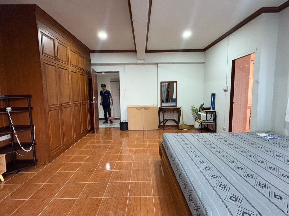 For RentCondoRatchadapisek, Huaikwang, Suttisan : 💙 For rent, Regent Ratchada, wide balcony, pool view, MRT Huai Khwang, Sutthisan💙 Tel. 062-2962295 NI // Line id : @enrichagent