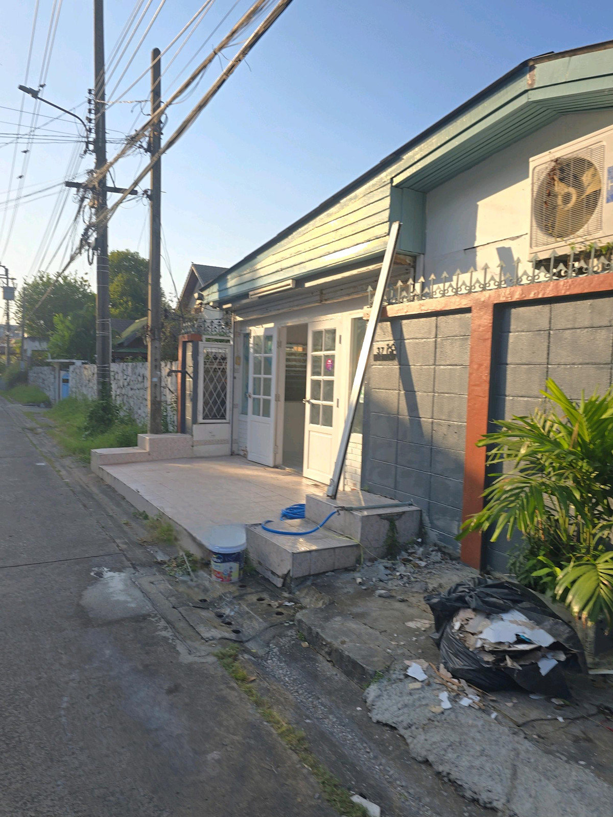 ให้เช่าบ้านรัชดา ห้วยขวาง : บ้านอาคารชั้นเดียว โกดัง ให้เช่า 100ตรว. ทาสีใหม่ อยู่ถนนสุทธิสาร ซอยสวรรค์วิถี ใกล้MRTเพียง1กิโล