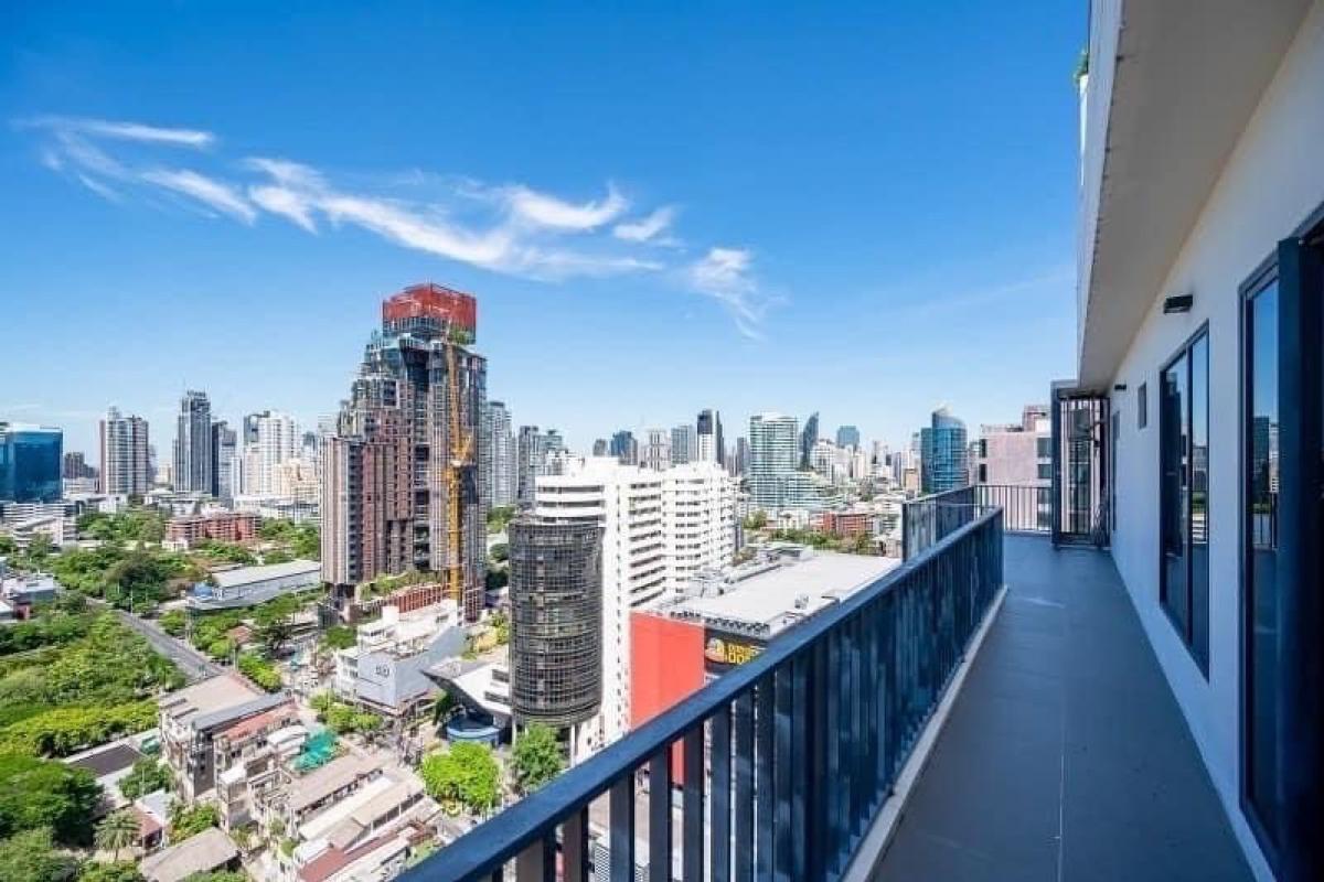 ขายคอนโดสุขุมวิท อโศก ทองหล่อ : 📢👇Penthouse, petfriendly, long big balcony ,located in Thonglor / Ekamai near Donki mall
