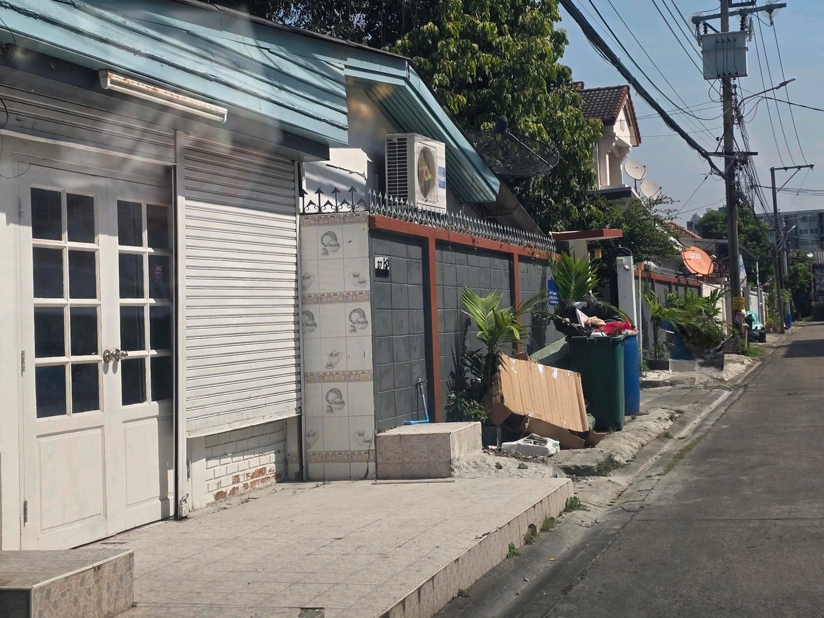 For RentHouseRatchadapisek, Huaikwang, Suttisan : Single-storey house for rent, 100 sq.w., suitable for storage, live broadcasting, located on Suthisan Road, Soi Sawangwithi, only 1 km from MRT.