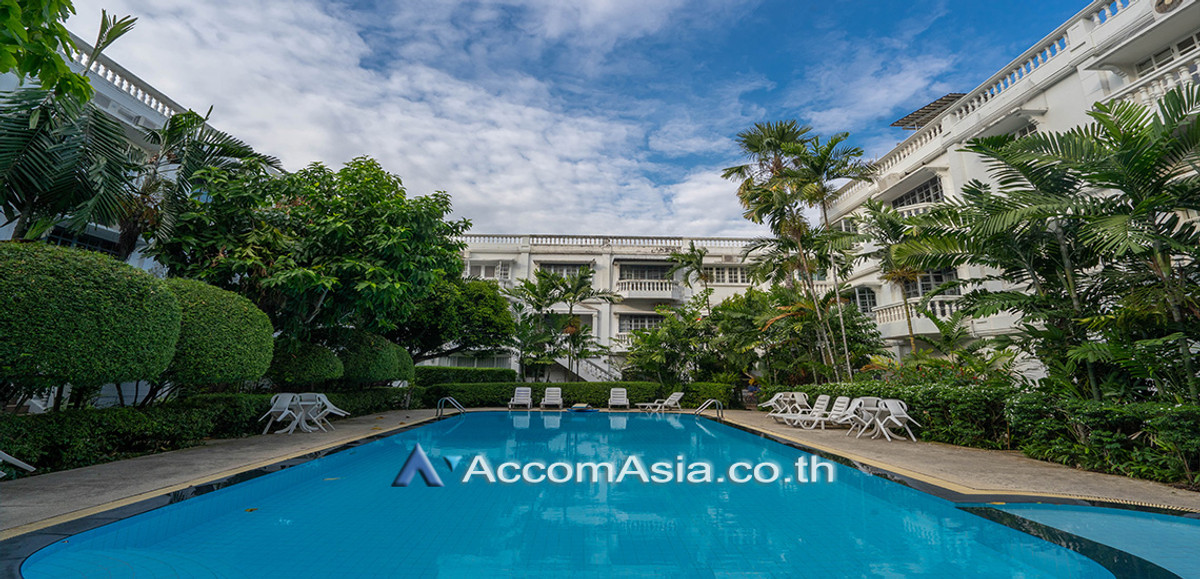 For RentTownhomeSukhumvit, Asoke, Thonglor : 🔼AccomA🔽 Common Pool, Pet friendly 4 Bedrooms Townhouse for Rent in Sukhumvit, Bangkok at House in garden compound with pool (AA30572)