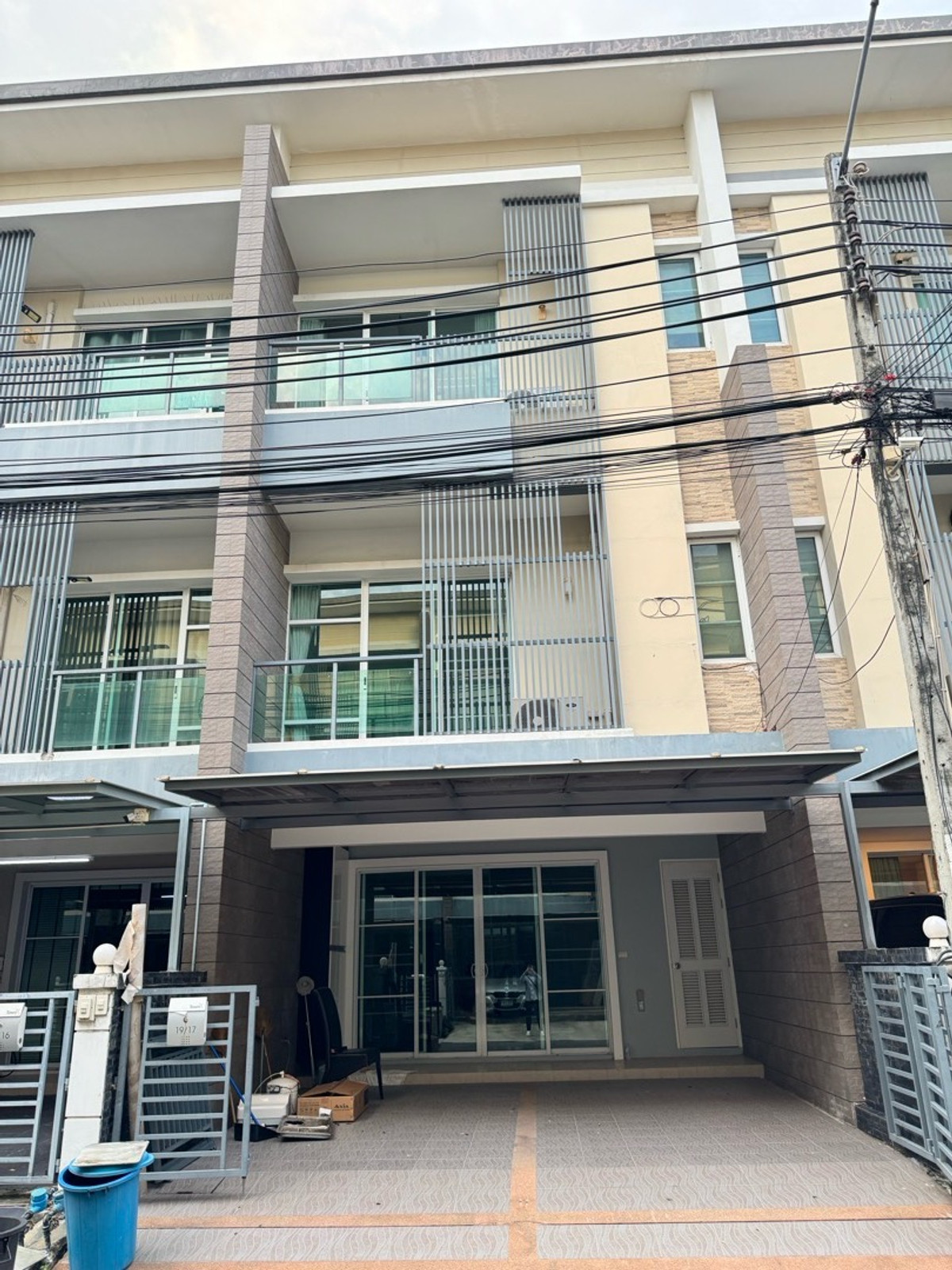 ให้เช่าทาวน์โฮมเลียบทางด่วนรามอินทรา : Townx plus Lardprao โยธินพัฒนา3ถ. ประดิษฐ์มนูธรรม เฟอร์นิเจอร์ + เครื่องใช้ครบ 3ห้องนอน