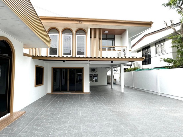For RentHouseRatchadapisek, Huaikwang, Suttisan : Rent a 2 -story detached house after the new remote corner 405 sq.m., Sutthisan Ladprao District 48, near MRT Prayer, MRT Sutthisan Suitable for home office